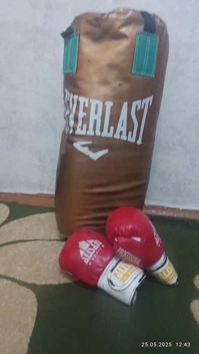 Боксерская груша и перчатки