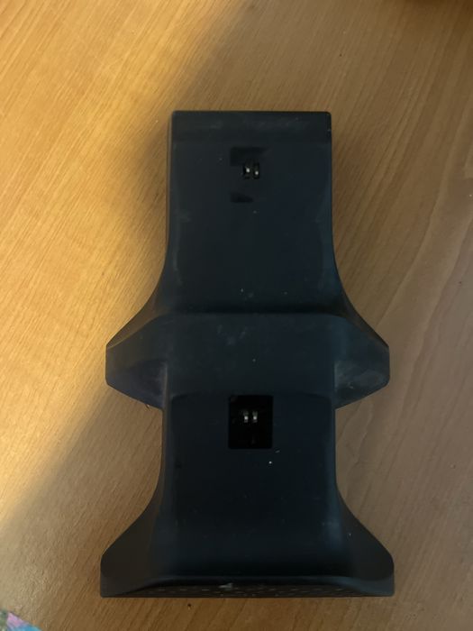 Se vinde 2 controllere xbox one plus un stand de incarecare