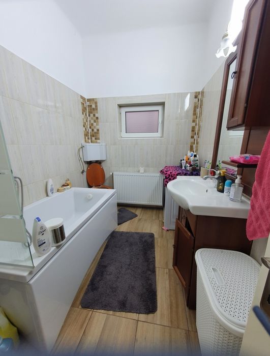 Inchiriez casă 3 camere în zonă centrală în Ploiești!