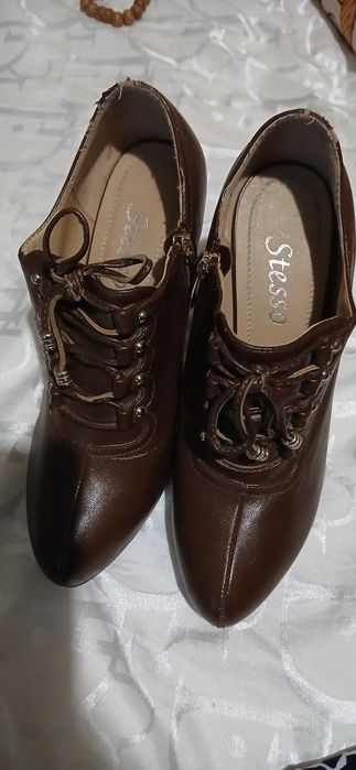 Tufli jigarrang rangdagi