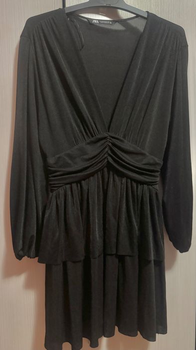 Къса черна рокля с дълъг ръкав