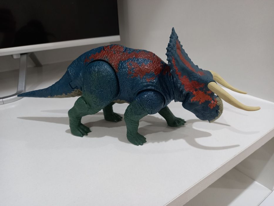 Продам Фигурку динозавра