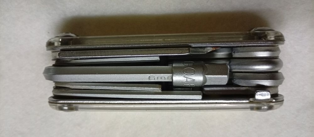 Нож складной многофункциональный, состоит из 15ти различных функций