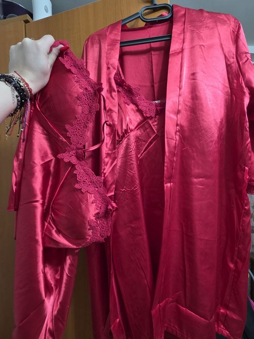 Pijamale noi, satin rosu