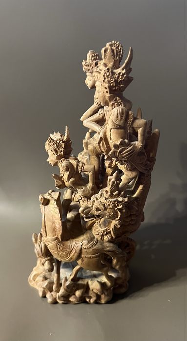 Уникални 50-годишни малки дърворезби от сандалово дърво