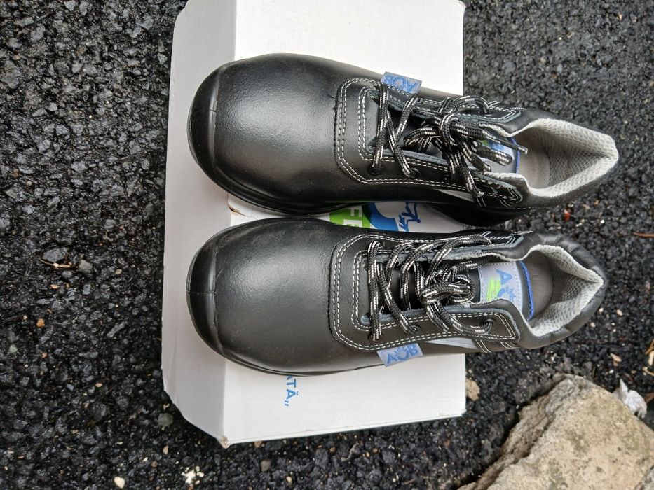 Vand bocanci cu bombeu de lucru noi