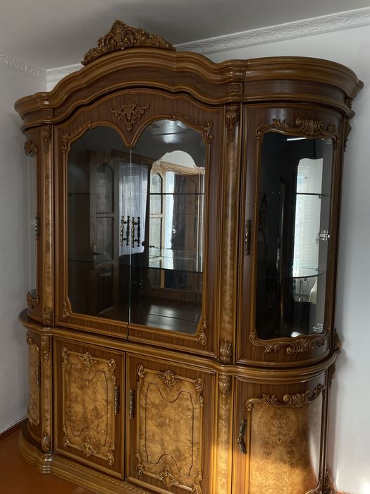 Продаётся мебельный гарнитур в классическом стиле