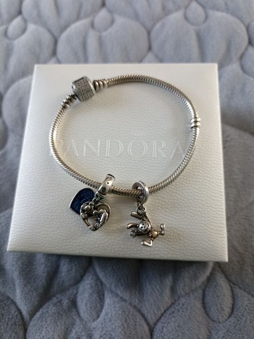 Продам оригинальный браслет Пандора с шармами