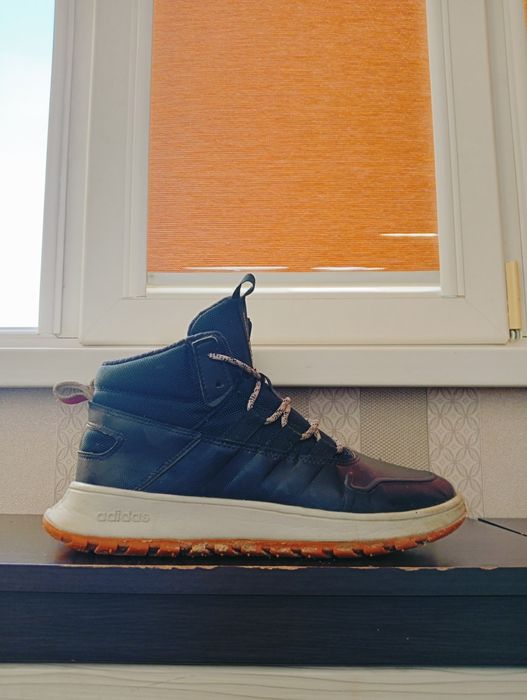 Продам ботинка Адидас