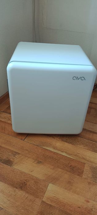 Продаю мини-холодильник AVA с морозильной камерой (компактный)