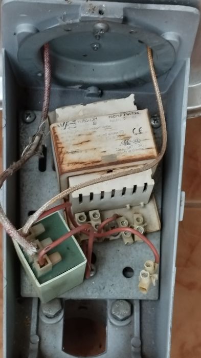 Брадвичка с дървена дръжка.Малка метална жага.Улична лампа.