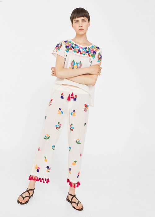 Pantaloni cu broderii Mango