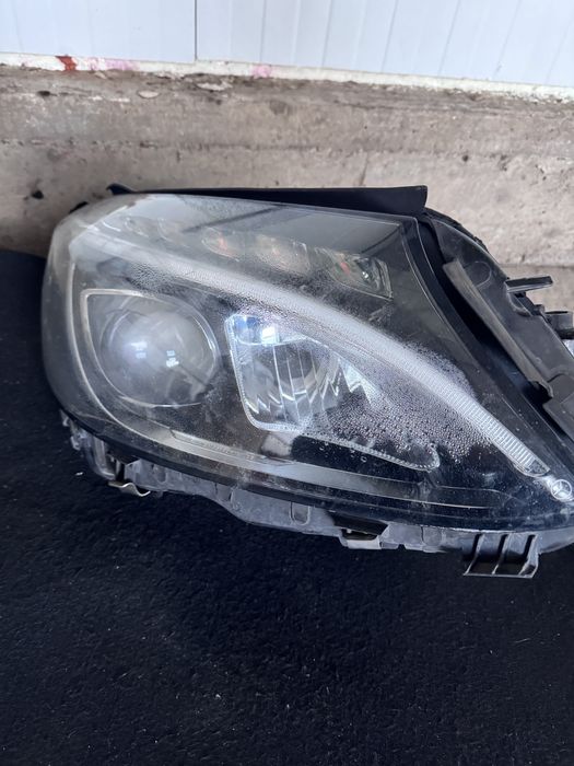 Far partea dreapta mercedes w205