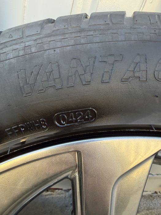 Продам комплет шины с дисками R18