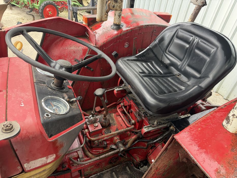 Tractor international 353 cu cositoare