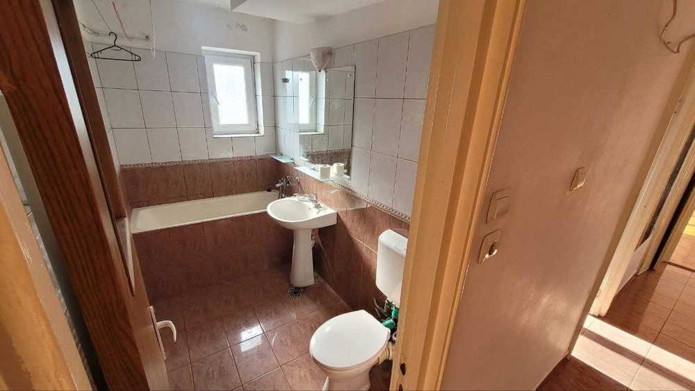 Birou Spatiu de locuit NEMOBILAT de inchiriat 2 camere apartament