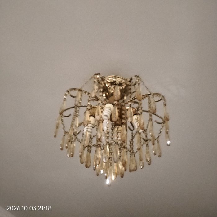 Срочно продам люстру с лампочками