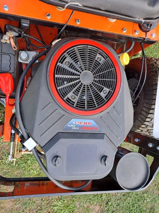 Tractoras gazon zero turn