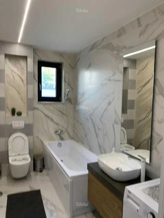 De inchiriat apartament 3 camere centrul istoric parcare curte proprie