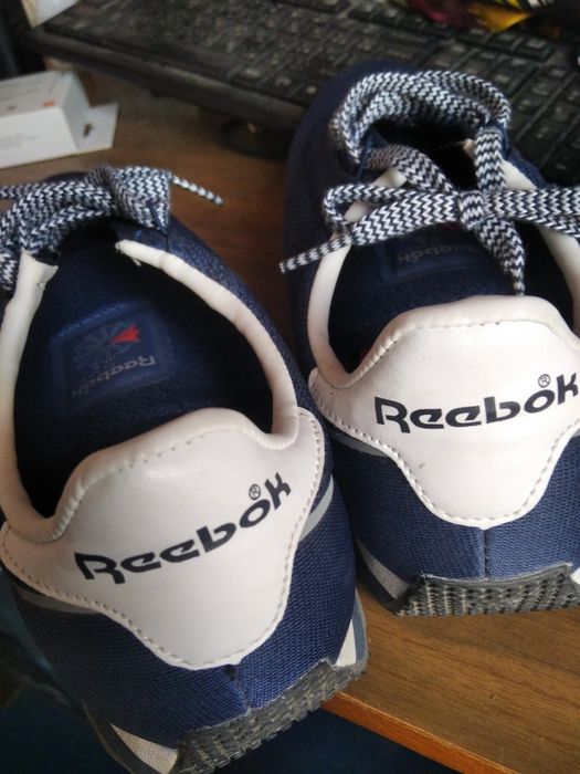 Reebok oyoq kiyimi sotiladi