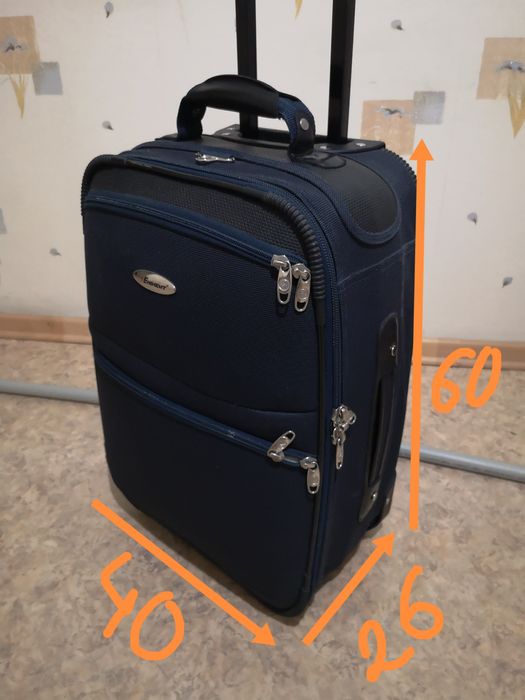 Чемодан среднего размера