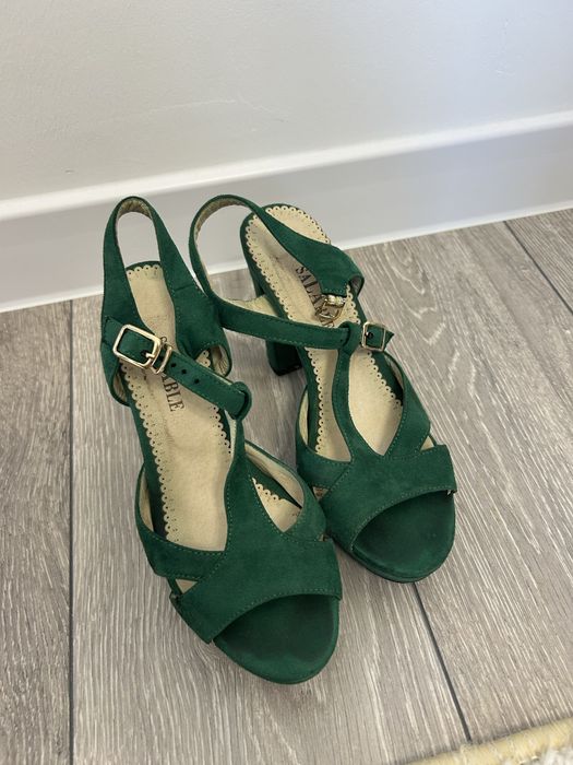 Продам босоножки