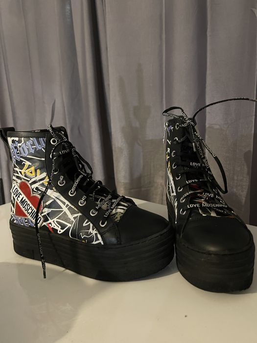 Love Moschino естествена кожа 37 номер