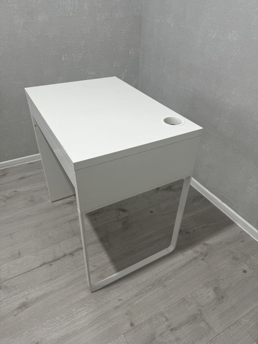 Стол для макияжа,есть стульчик