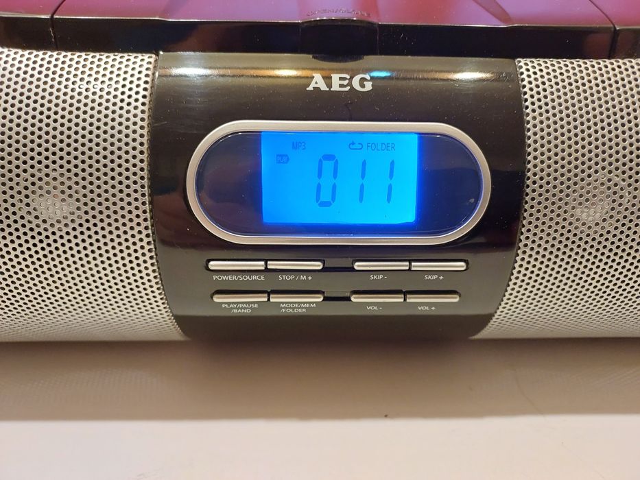 Radio AEG player stereo Cd/MP3/USB/AUX /charger. Stare foarte bună.