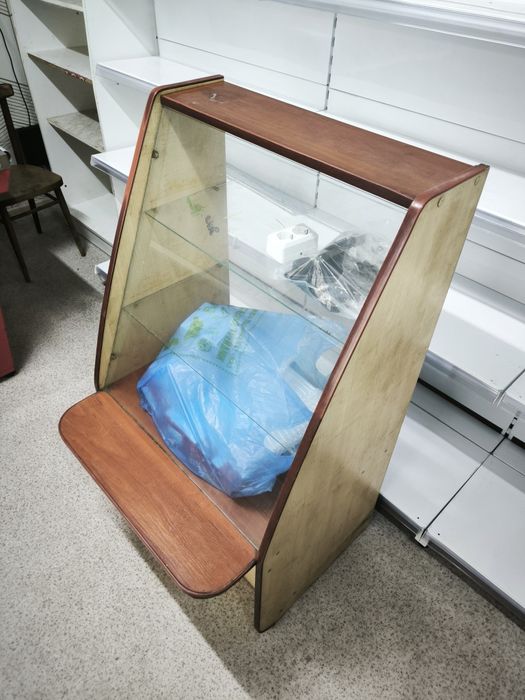 Продам витрины дерев и метал, шкаф