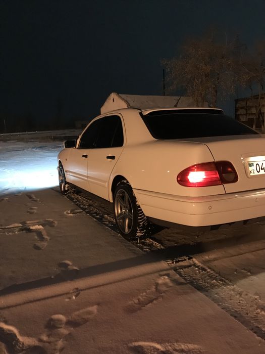 Продается мерс 210  2 литра автомат