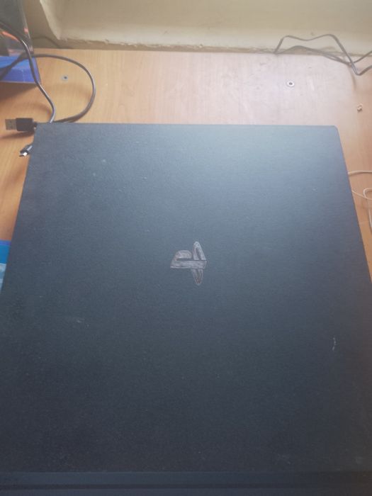 Ps 4 pro cu 4 jocuri negociabil