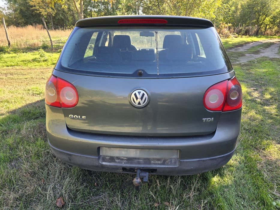 Продавам голф 5 на части