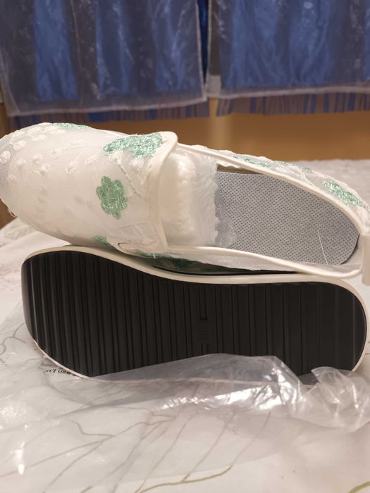 Чисто нови обувки на платформа