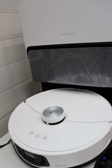 Роботизирана прахосмукачка roborock S8 MaxV Ultra с функция за моп и повдигащ моп, обстойно почистване благодарение на разтегателната странична четка