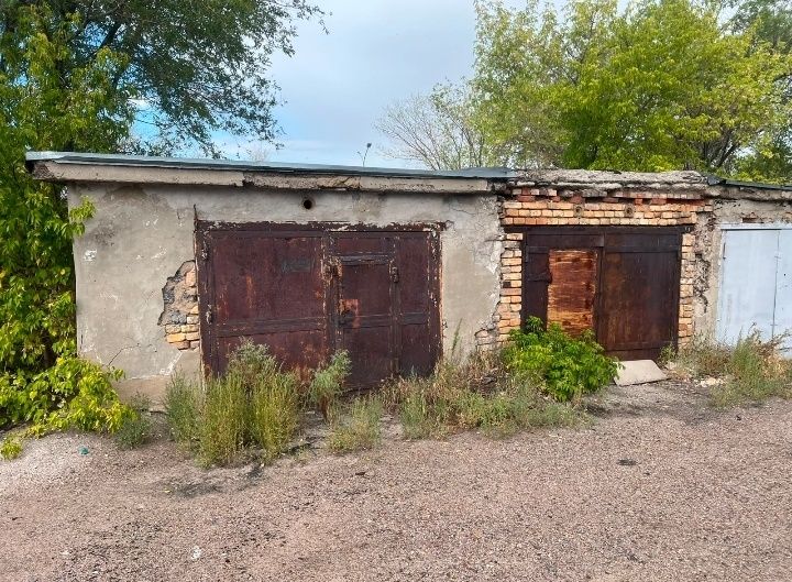 Продам Гаражи под магазин. (6 мкр)