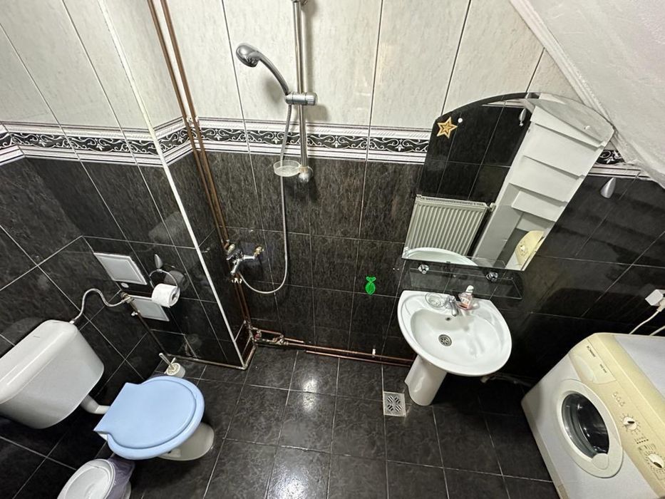 Apartament de închiriat în casă – 3 dormitoare, 2 băi și curte