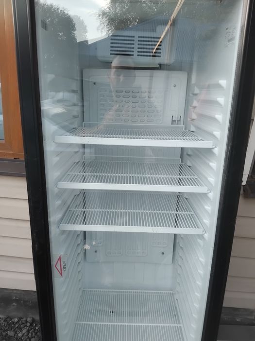 Холодильник для магазинов и кафе