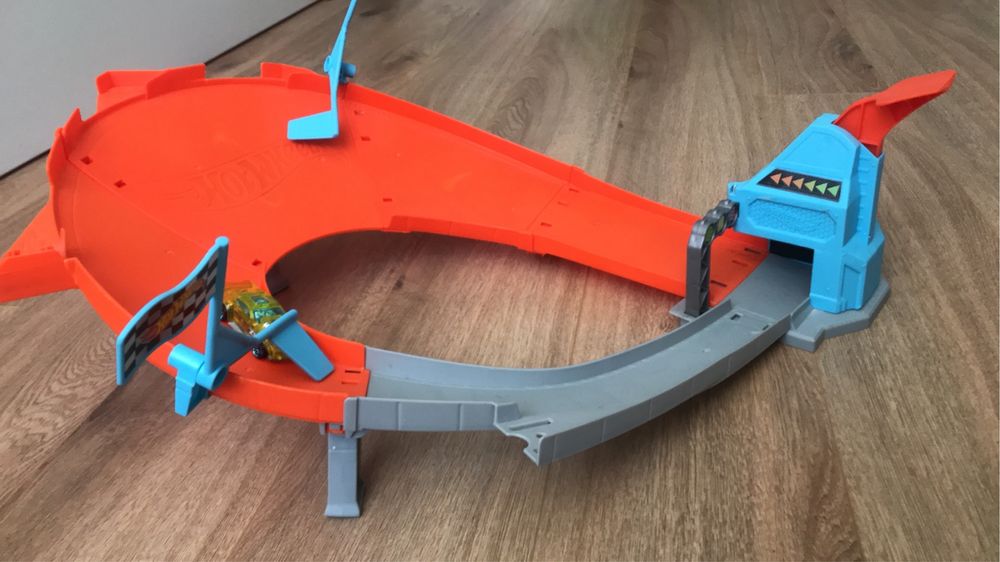 Писти, гаражи Hot Wheels и други