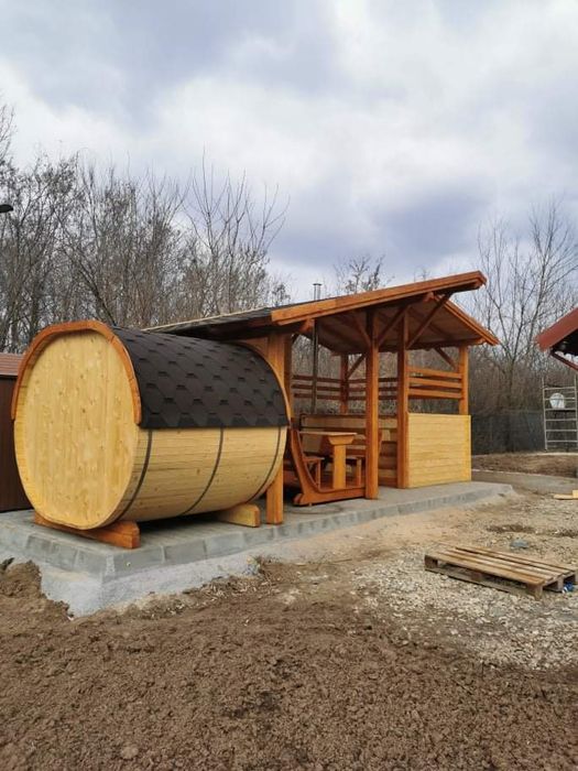 Case din lemn (grinzi chertate/structura) și mobilier gradina