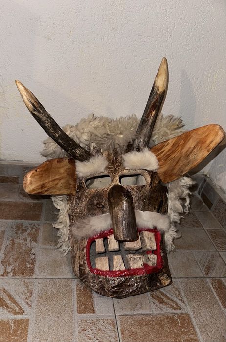 Кукерска маска от естествени материали