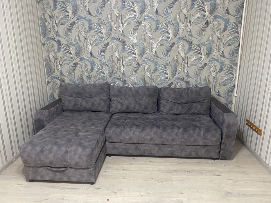 Диван, кровать, люстры