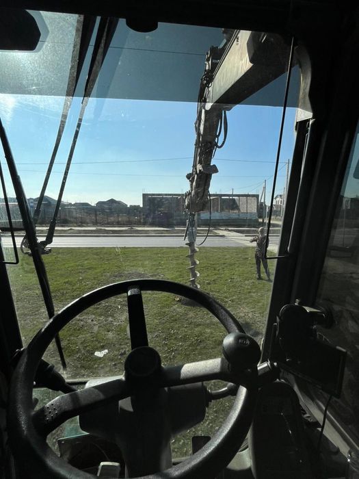 Экскаватор погрузчик три в одном