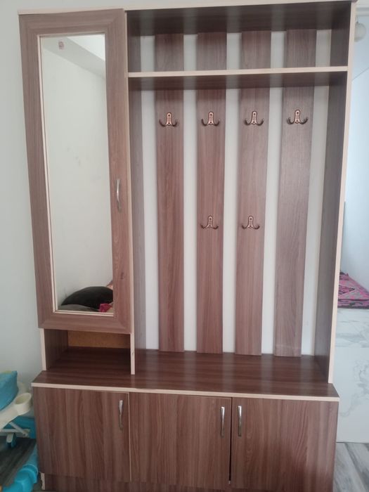 Шкаф с вешелками и диван