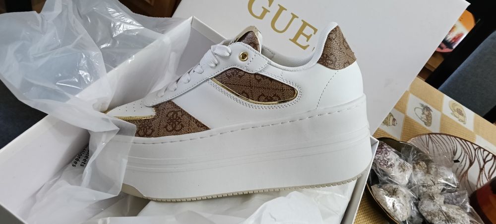Vand adidași Guess   650lei , rucsac Laura Biagiotti 250 lei.   Portofel si curea Laura Biagiotti 200 lei