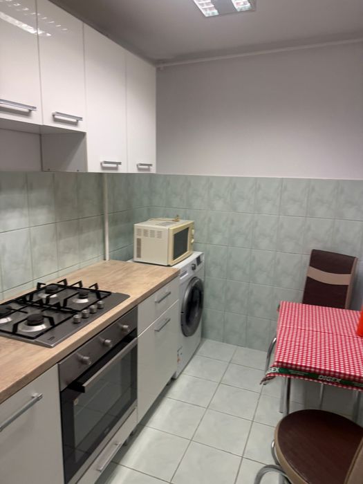 Închiriez apartament cu centrală o cameră
