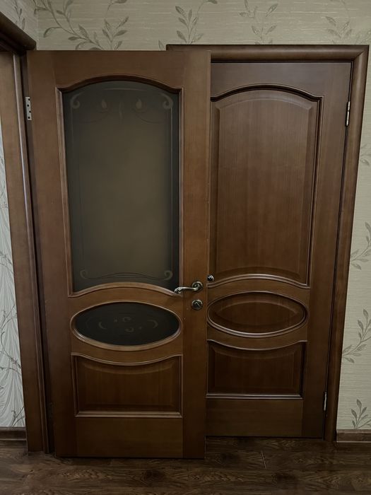 Дверь дерево за косяком