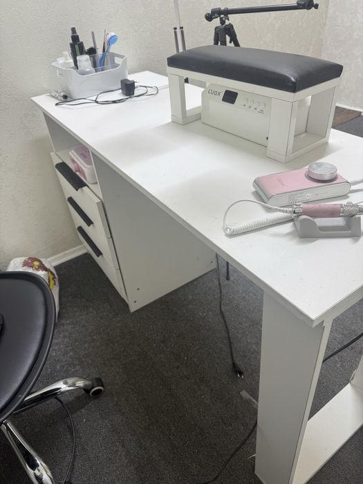 Продам маникюрный стол.