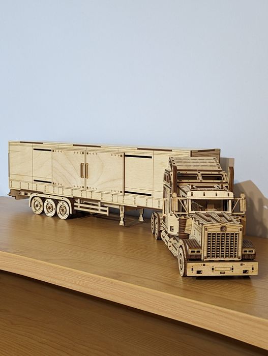 Модель тягача из фанеры.