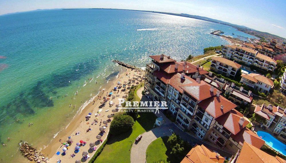 Просторен апартамент на първа линия море в Свети Влас